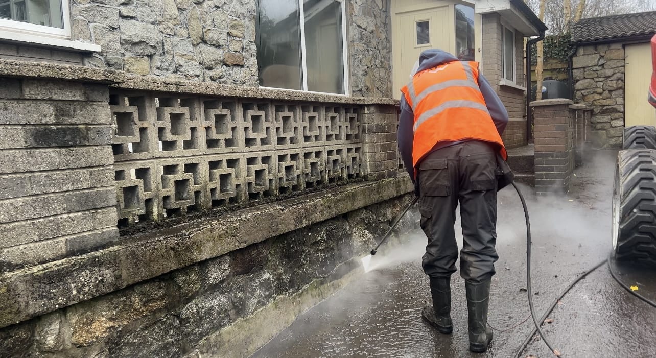 PMAC operative steam cleaning a facade