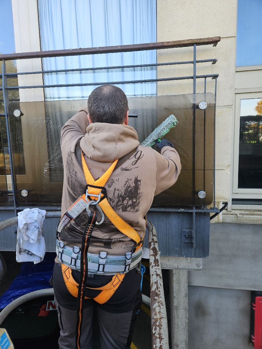 image_202PMAC operator cleaning facade at the Pines Apartment Complex in Ballsbridge 51113_063634_062 PMAC operator cleaning facade at the Pines Apartment Complex in Ballsbridge